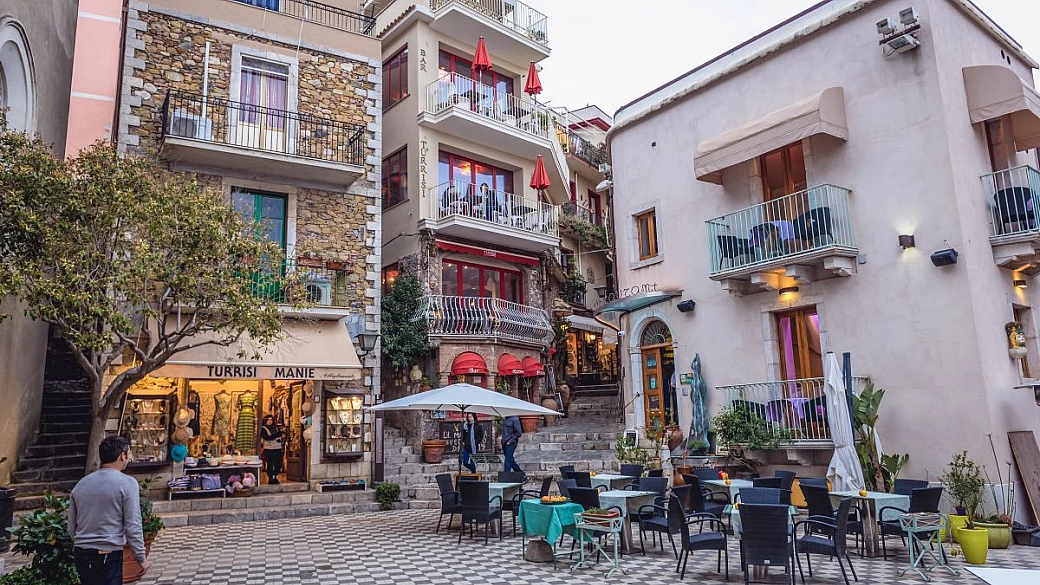 quattro piani e degli interni che provocatori è dire poco: in sicilia c'è il bar più discusso d'italia