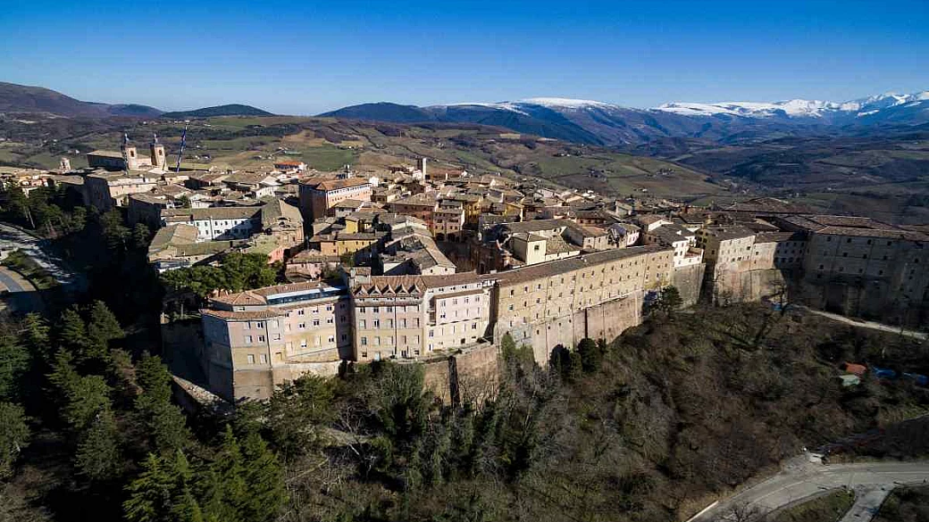 È il borgo del tartufo nascosto tra gli appennini: qui si viene per mangiare i piatti più buoni