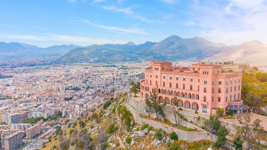 finalmente lo puoi visitare anche tu: ha riaperto il castello più bello d'italia. tutta la città è in festa