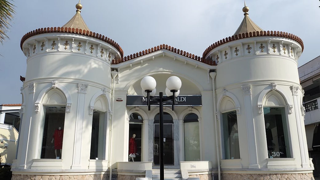 È la piccola svizzera alle porte della capitale: qui si passeggia tra ville e boutique elegantissime