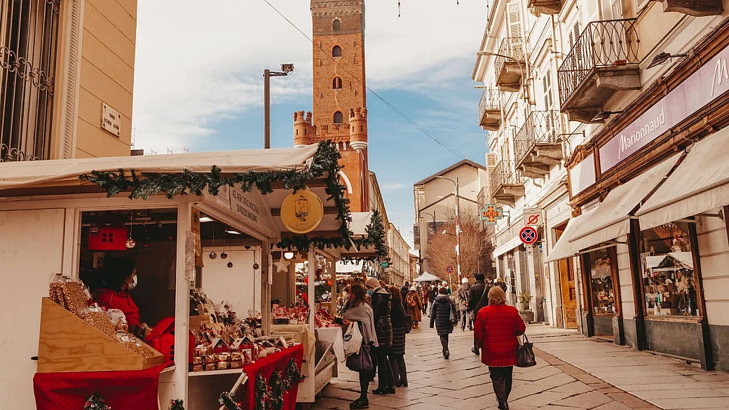 in piemonte c'è la città delle 100 torri: qui potrai visitare uno dei mercatini di natale più belli d'europa