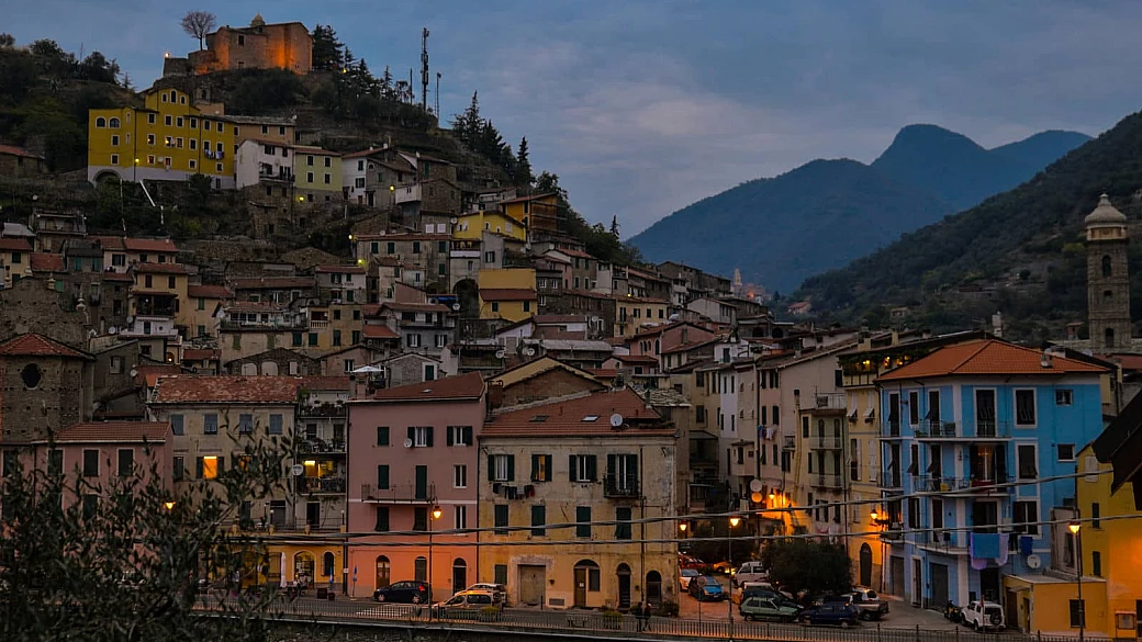 borghi della liguria: un arcobaleno con vista sul fiume dove passeggiare sospesi su ponti di pietra