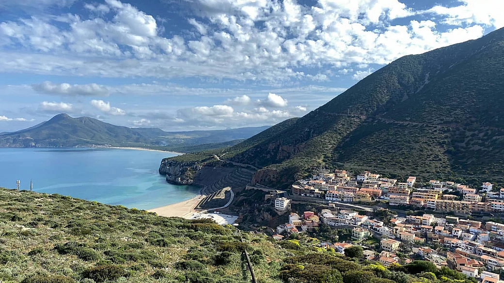 la doppia anima della sardegna in un borgo vista mare che parla della difficile storia dell'isola