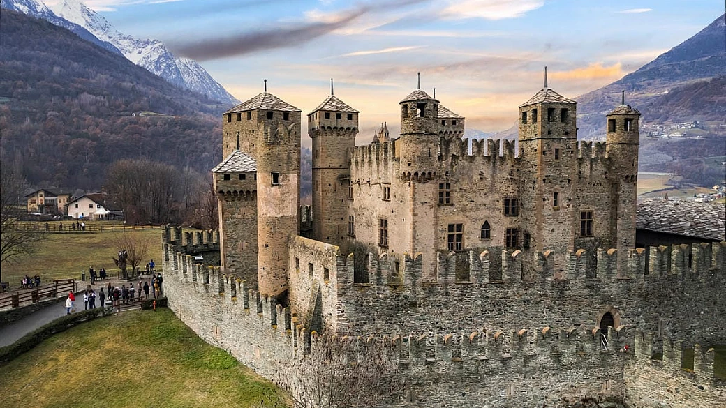 la bella addormentata della valle d'aosta: un fascino senza tempo di rocce e architetture antiche