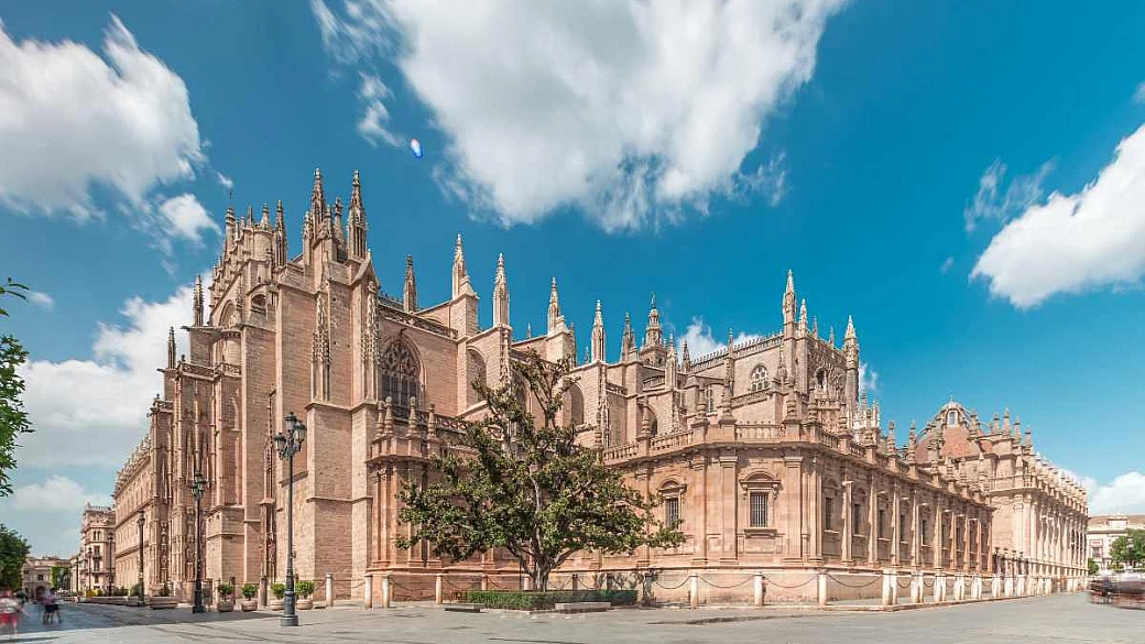 ci sono voluti 527 anni per costruirla, ma ancora oggi è la più grande e fotografata del paese