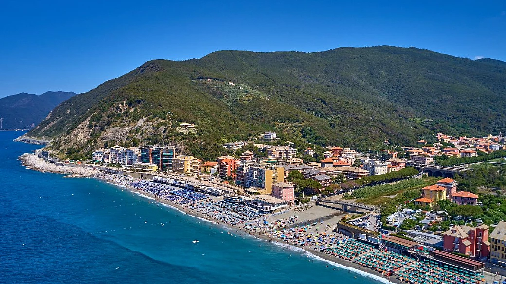 a dicembre questo borgo sul mare è un sogno: qui puoi mangiare la focaccia più buona