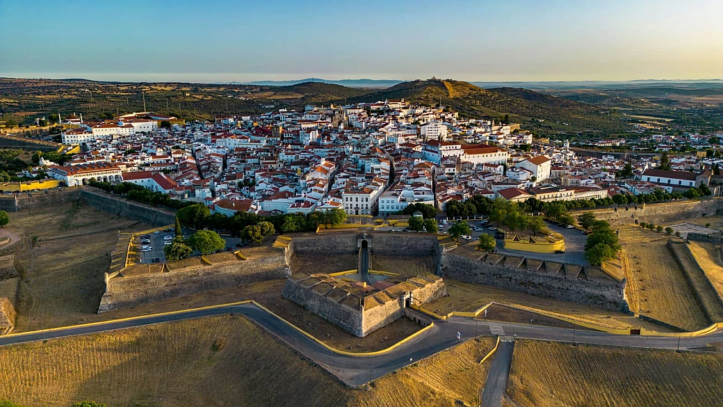 in portogallo c'è una stella di pietra che veglia sul confine: viaggio in un borgo scolpito dalla storia