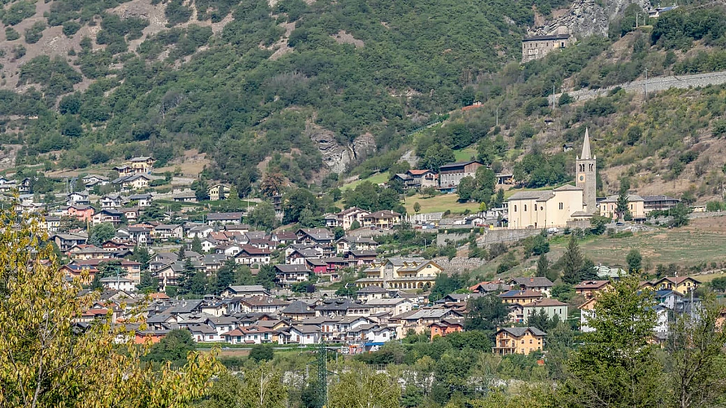 il piccolo chianti della valle d'aosta è l'originale borgo che porta i vigneti ai piedi del monte bianco