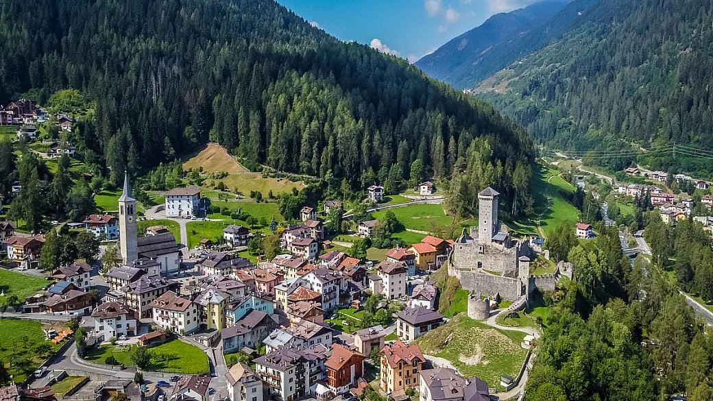 in trentino c'è il borgo dei 1000 presepi: ogni angolo è un omaggio alla bellezza del natale