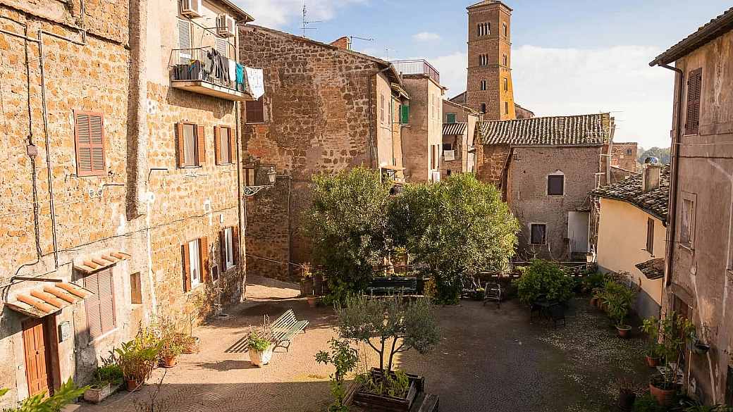 la città degli anfiteatri di pietra: è a due passi da roma, ma qui sembra un mondo completamente diverso