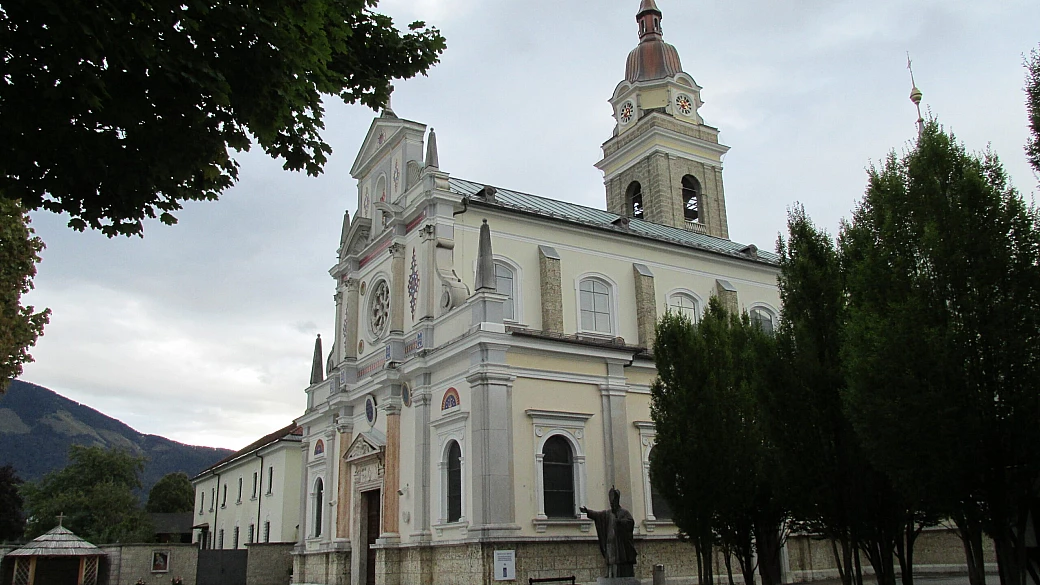 appena fuori dall'italia c'è un paese di natura e turismo lento che ti farà tornare indietro con il tempo