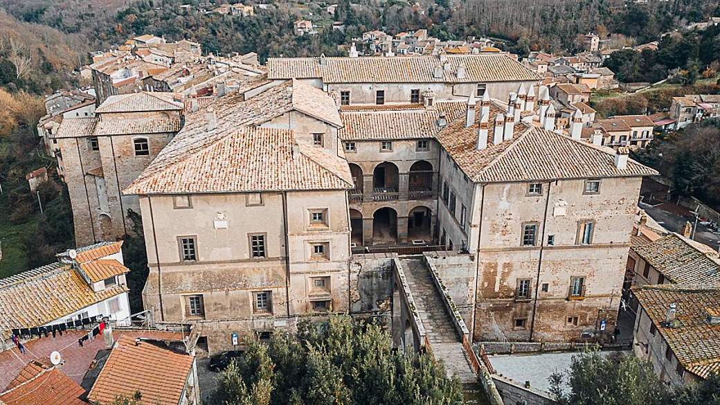 sulle vette dei monti cimini c’è un borgo che guarda dall’alto due dei laghi più belli del lazio