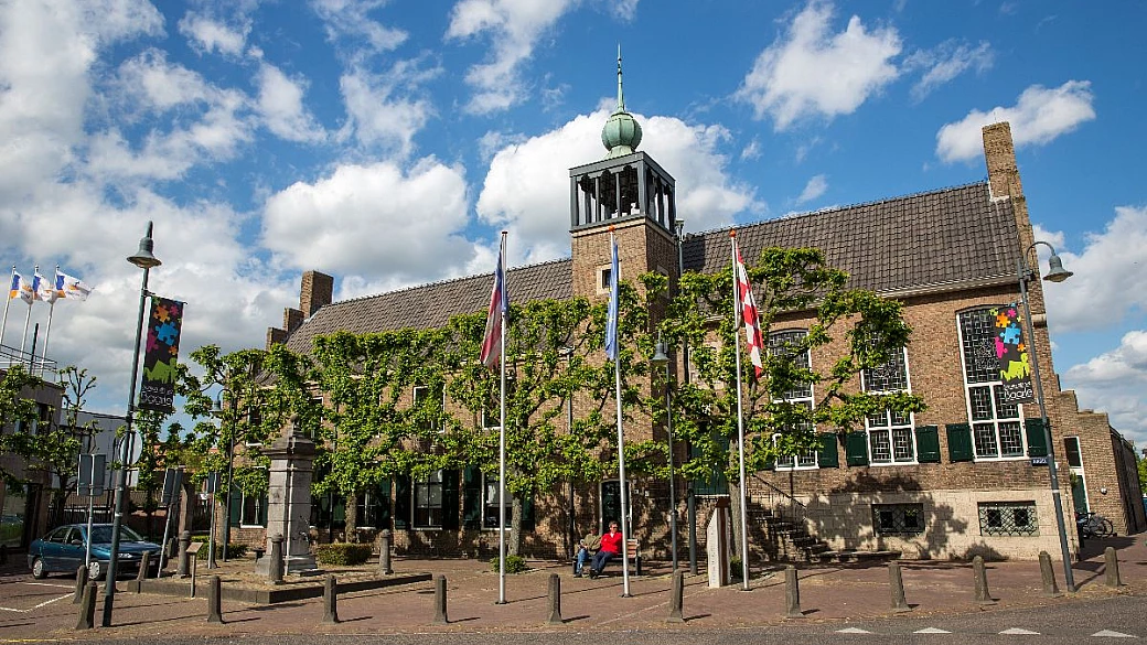 in questa città il confine tra due paesi passa persino dal salotto di casa: è incredibile, a ogni passo ti trovi in un paese diverso