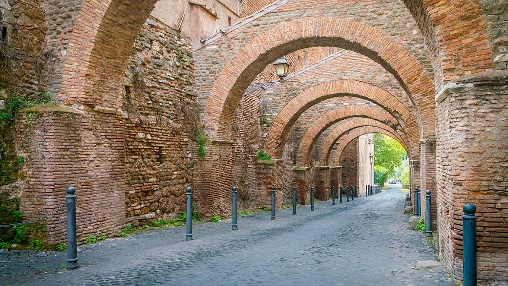 questa strada al centro di roma è identica a 2000 anni fa: qui il tempo sembra essersi fermato