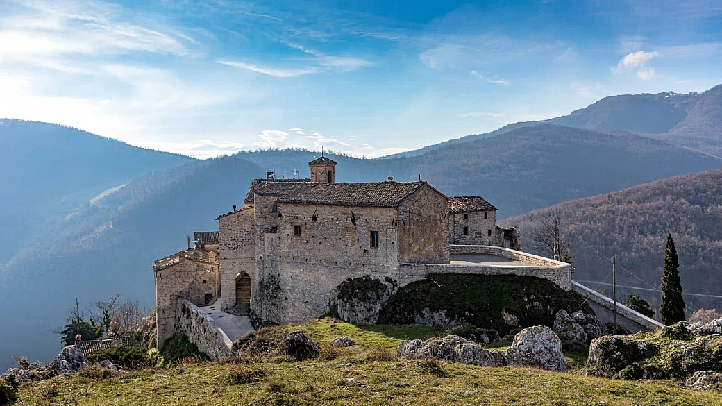 elcito, il “piccolo tibet delle marche dove la natura parla attraverso grandi silenzi
