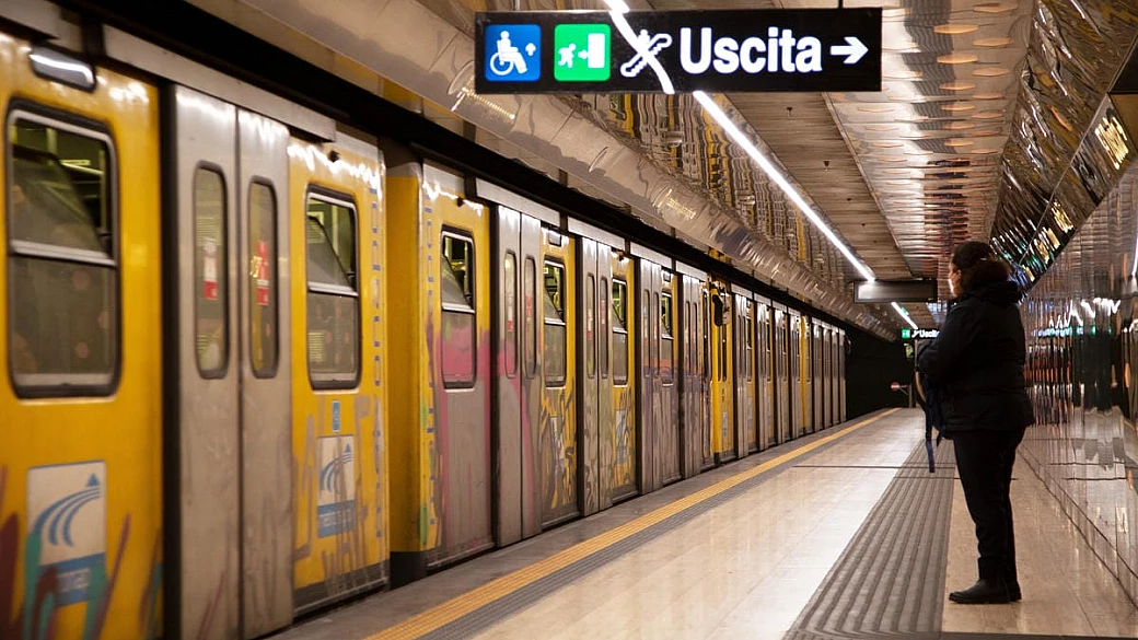 napoli l'ha fatto di nuovo: questa stazione della metropolitana è persino più bella di quella che tutti conoscono