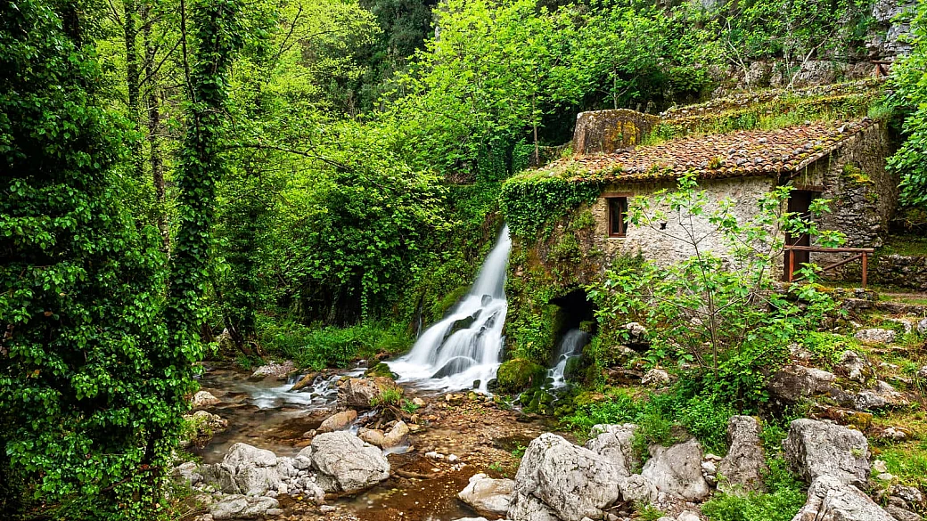 in questo borgo della campania la natura fa spettacolo e il visitatore ha il biglietto in prima fila