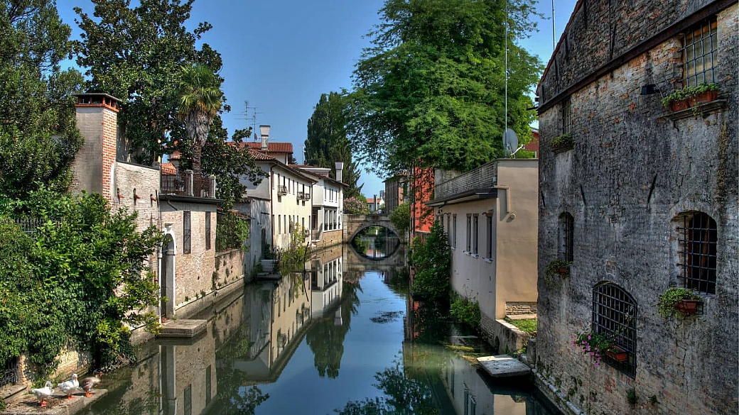 in veneto c'è una città che vuole imitare venezia e ci riesce alla perfezione: è la sua copia in miniatura