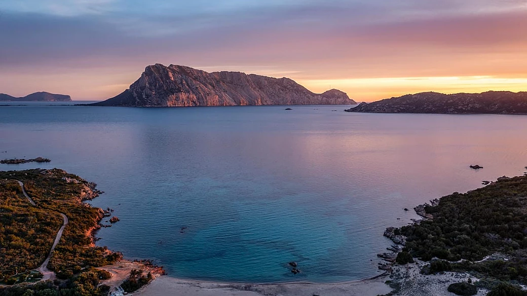 10 buoni motivi per visitare la sardegna nel 2026: è l'unica regione italiana ad aver ottenuto questo premio