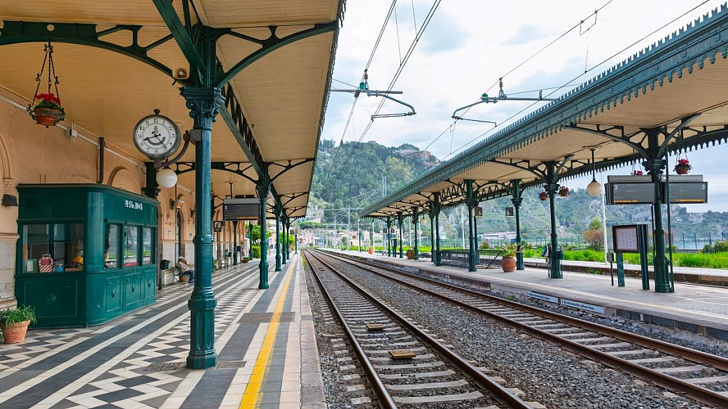se arrivi in questa città in treno potrai ammirare la stazione più bella d'italia: sembra un museo
