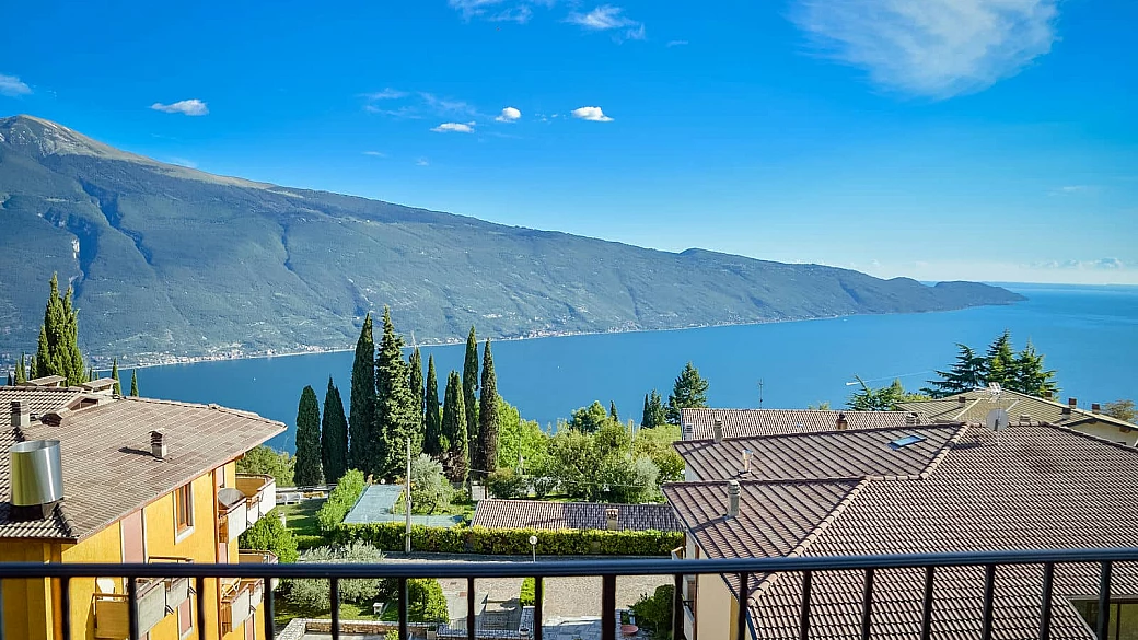 eremi, limonaie e strade sospese nel vuoto: viaggio in un pezzo di lombardia che conquista con la sua bellezza verticale