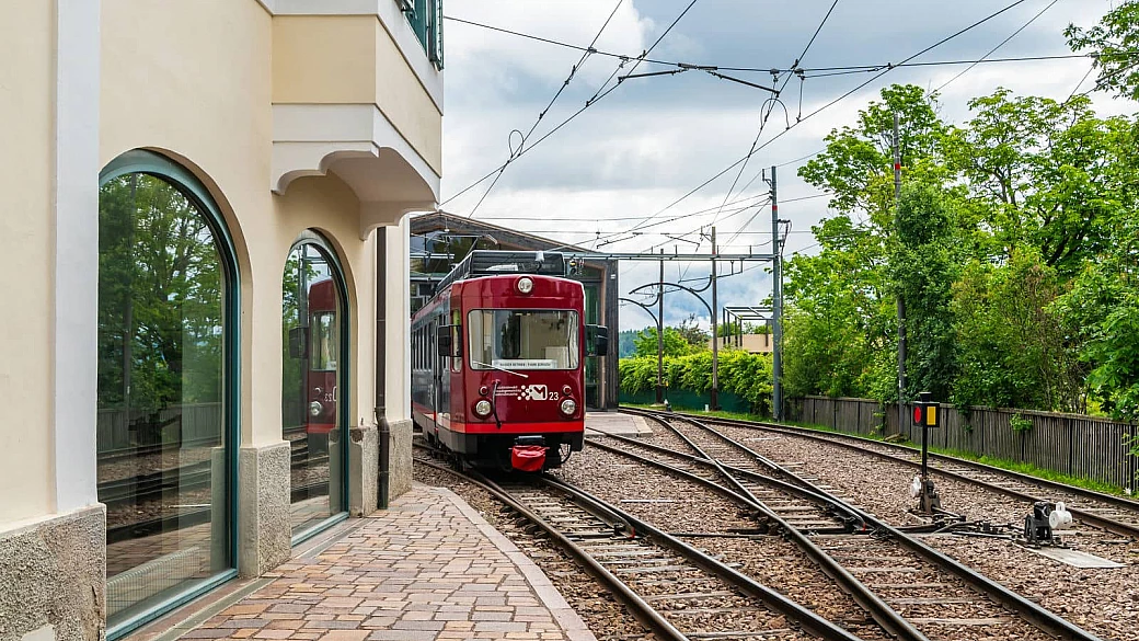 in italia c'è un treno che ti fa vedere in un colpo solo piramidi millenarie e montagne innevate