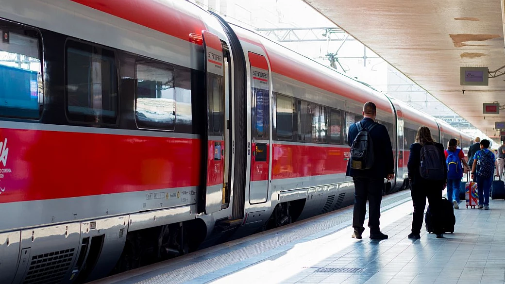 alta velocità, treni fermi tra roma e firenze. disagi alla circolazione e ritardi in tutta italia