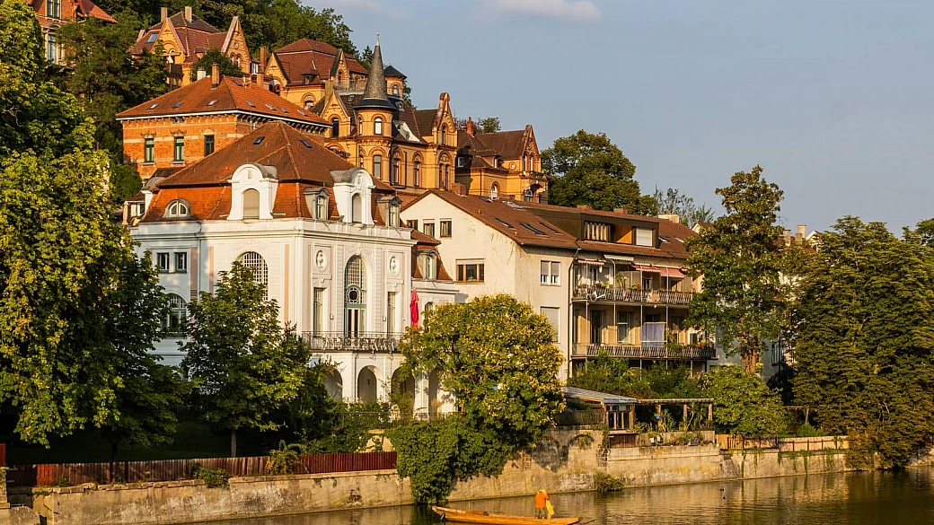 in germania per scoprire la coloratissima città che sorge sui canali: qui arrivano turisti e studenti da tutto il mondo