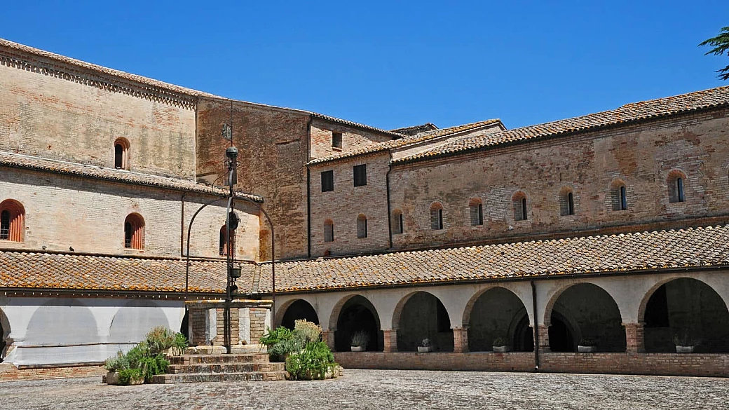 dove l’antica roma sbuca tra le colline, la storia cammina accanto ai campi di grano e la tradizione profuma di marche