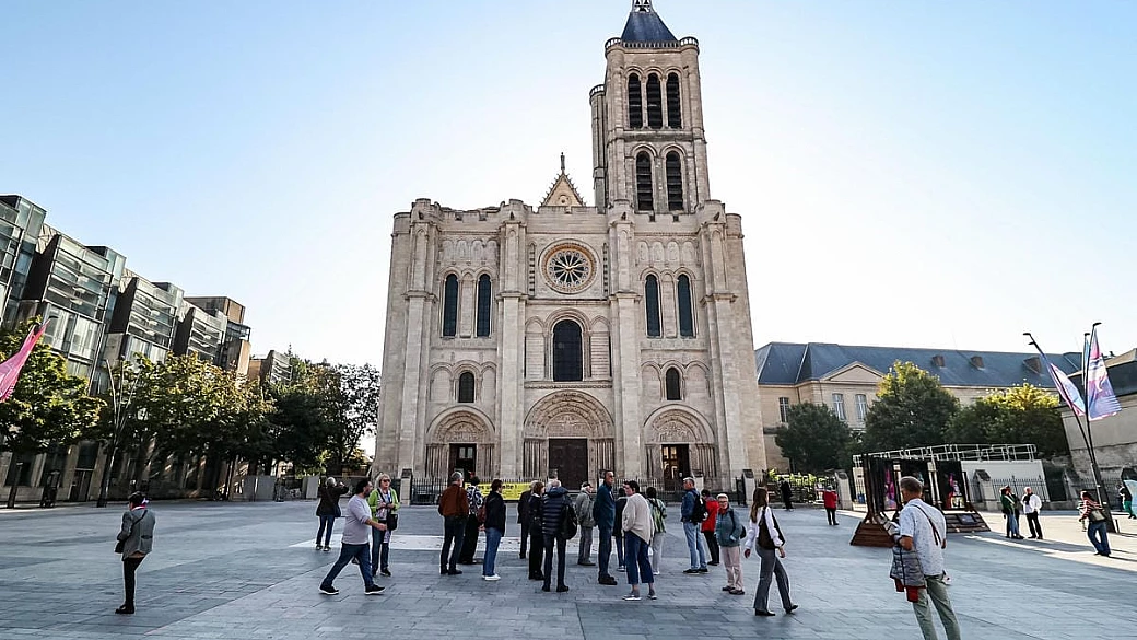 in francia stanno ricostruendo un'antica torre medievale, ma non tutti sono d'accordo