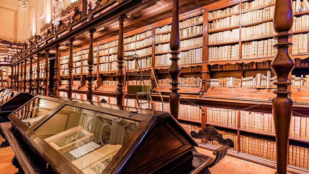 sembrano set cinematografici ma sono scrigni di carta: 4 biblioteche storiche in italia dove la bellezza è monumentale