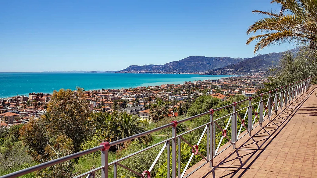È la capitale italiana della mimosa: qui a fine inverno tutto il paesaggio si colora di giallo
