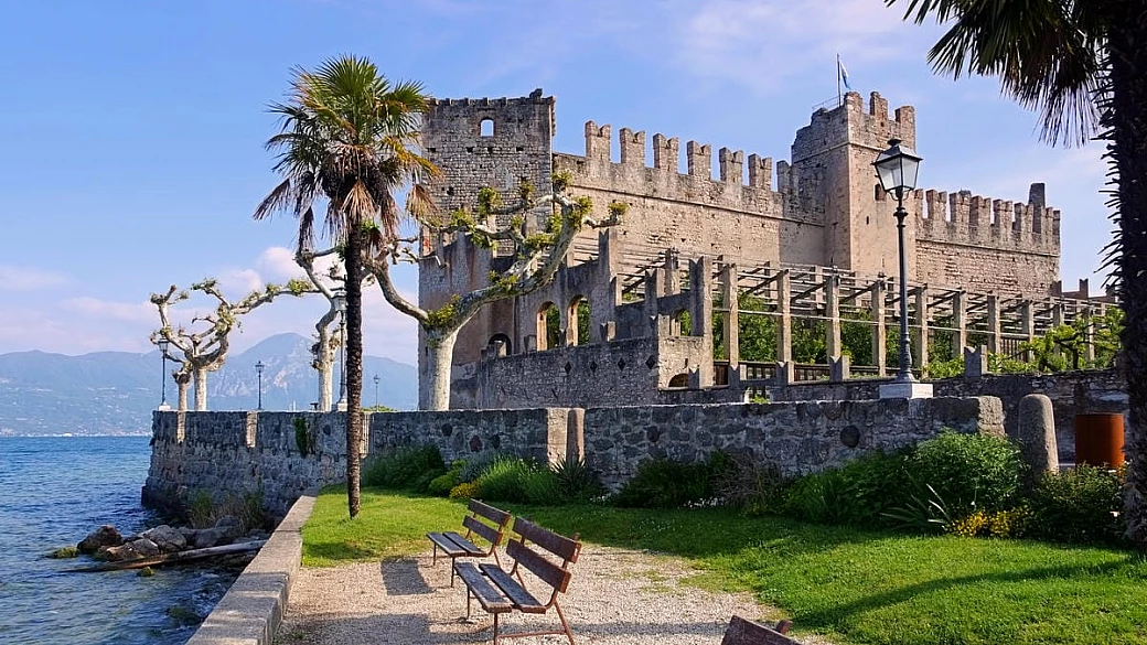 riscoperto solo da 40 anni, questo castello dell'xi secolo è uno dei simboli della città sulle rive del lago