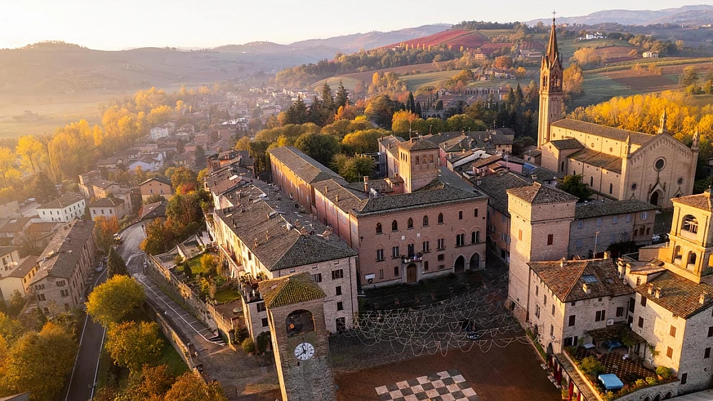 È il borgo della piazza a scacchiera: qui si gioca all'aria aperta, ma è la storia a muovere le pedine