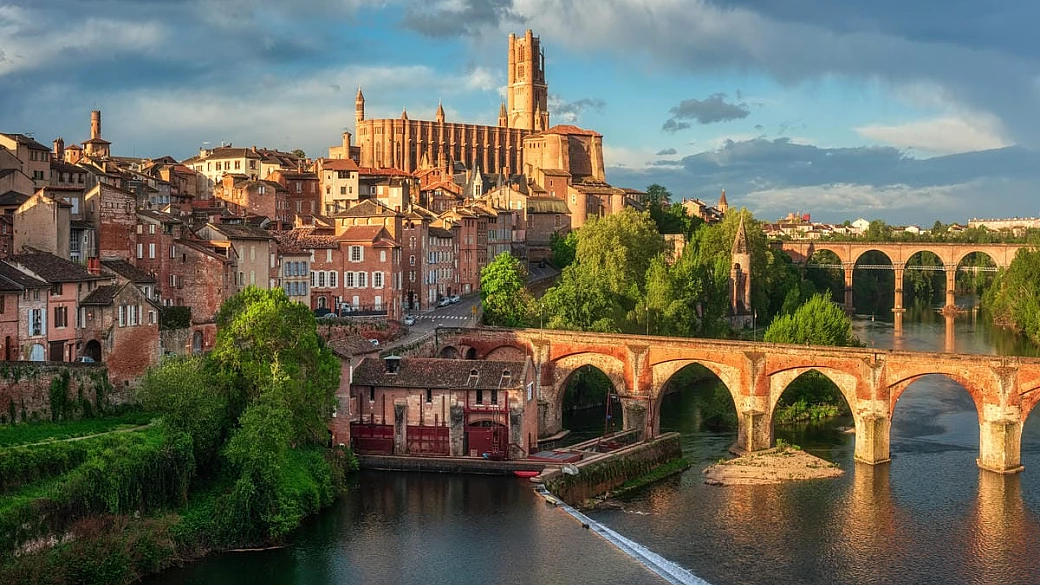 sembra una fortezza medievale, ma è la più grande chiesa di mattoni al mondo