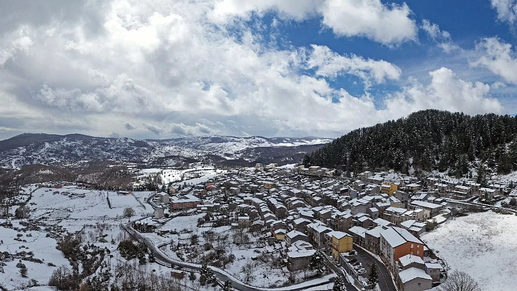 È il comune più alto di tutta la regione: da qui il mare dista quasi 100 chilometri