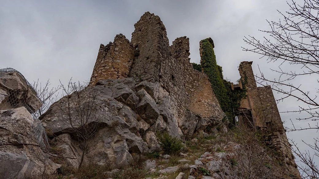 dagli anni '50 questo borgo è rimasto nel silenzio, ma la sua bellezza autentica non è mai finita