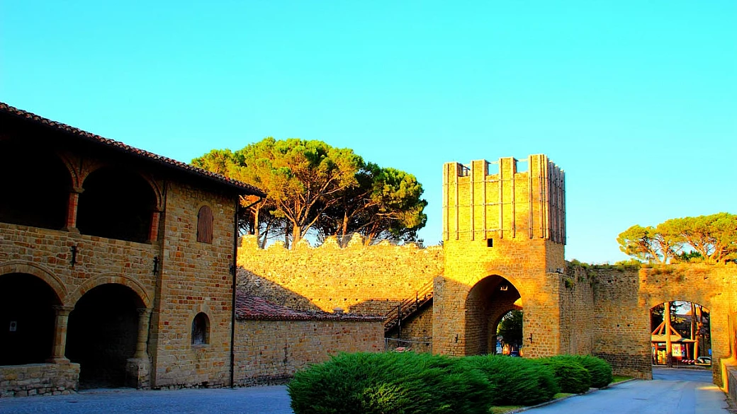 una lingua di terra color ocra che si staglia contro i monti sibillini: questo borgo marchigiano sta facendo impazzire i fotografi