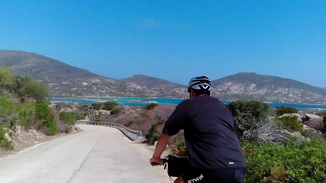 a ruota libera in riva al mare: in bicicletta lungo la costa nordoccidentale della sardegna