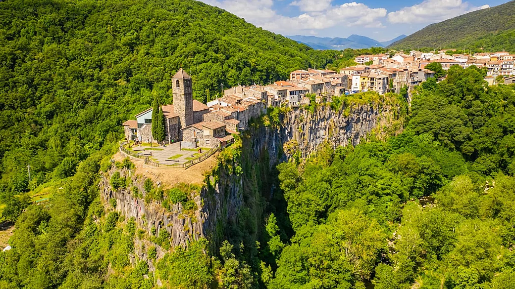 un paese largo appena 50 metri: questo borgo della spagna sfida tutte le leggi della fisica