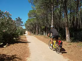 ciclabile_per_raggiungere_spiaggia_delle_bombarde_da_alghero