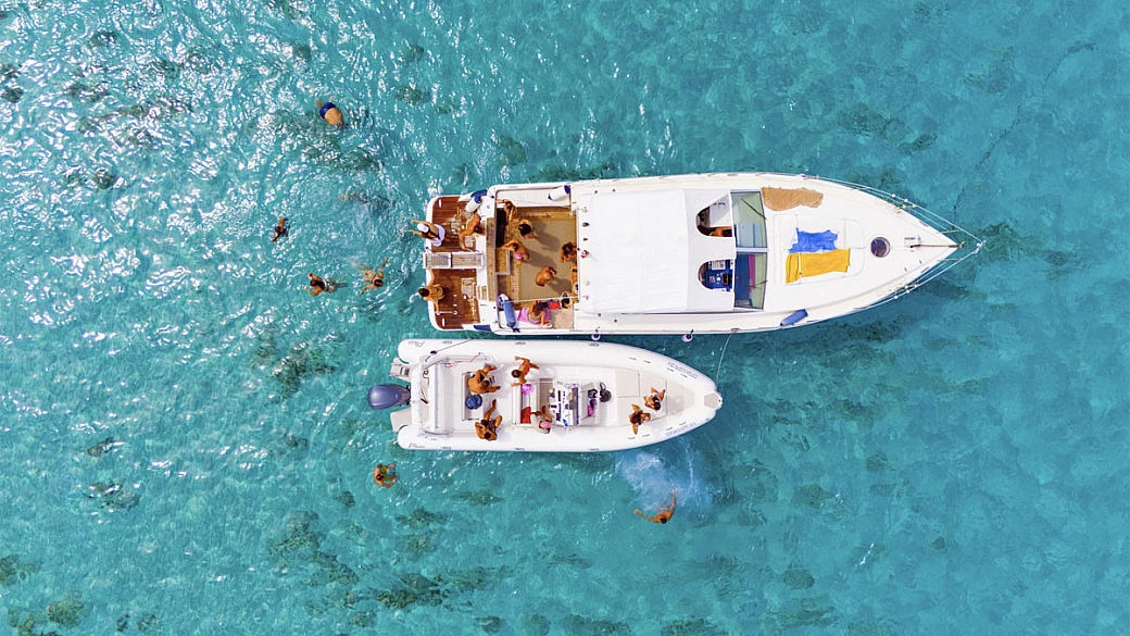 giornata a favignana in barca: itinerario, cosa vedere e tour con mare e vento