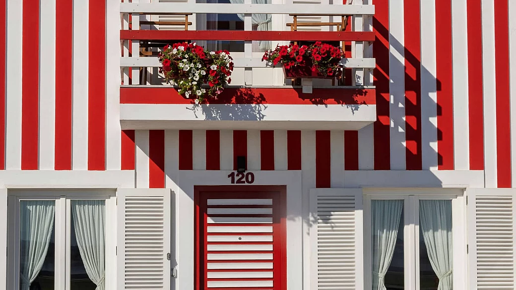 sembra un villaggio di bambole ma è una spiaggia vera: le sue case a righe stanno facendo impazzire il web