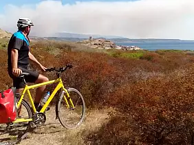 spiaggia_di_tentizzu_con_fumo_dell_incendio_al_fondo