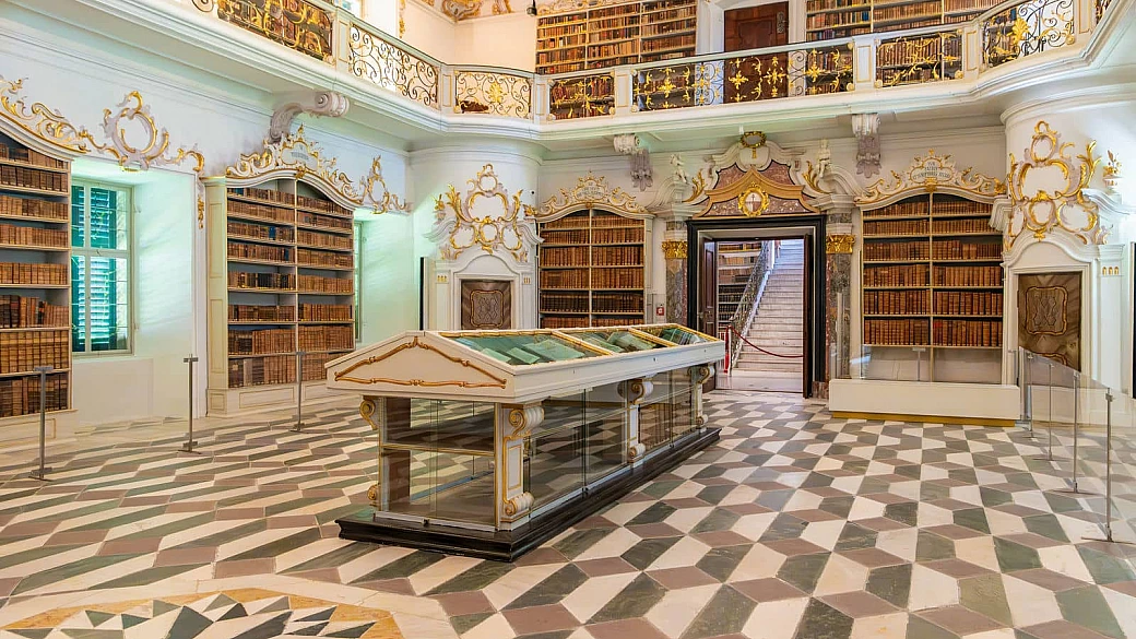 una fortezza dello spirito tra le vette dell'alto adige: l'antica abbazia che nasconde la cantina più alta d'europa