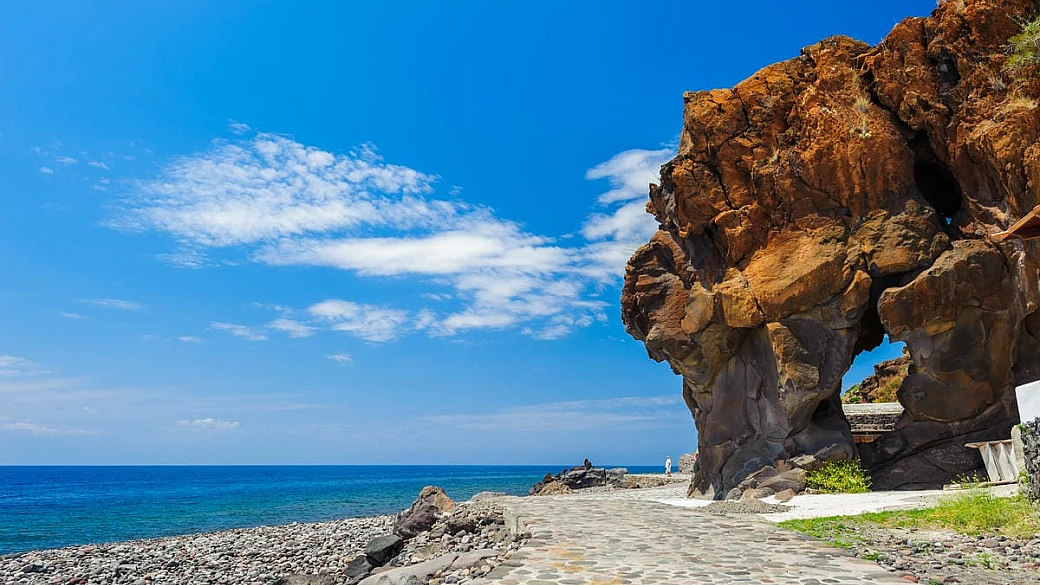 acqua trasparente e spiagge deserte: il paradiso nel sud italia che in primavera sembra un'isola privata