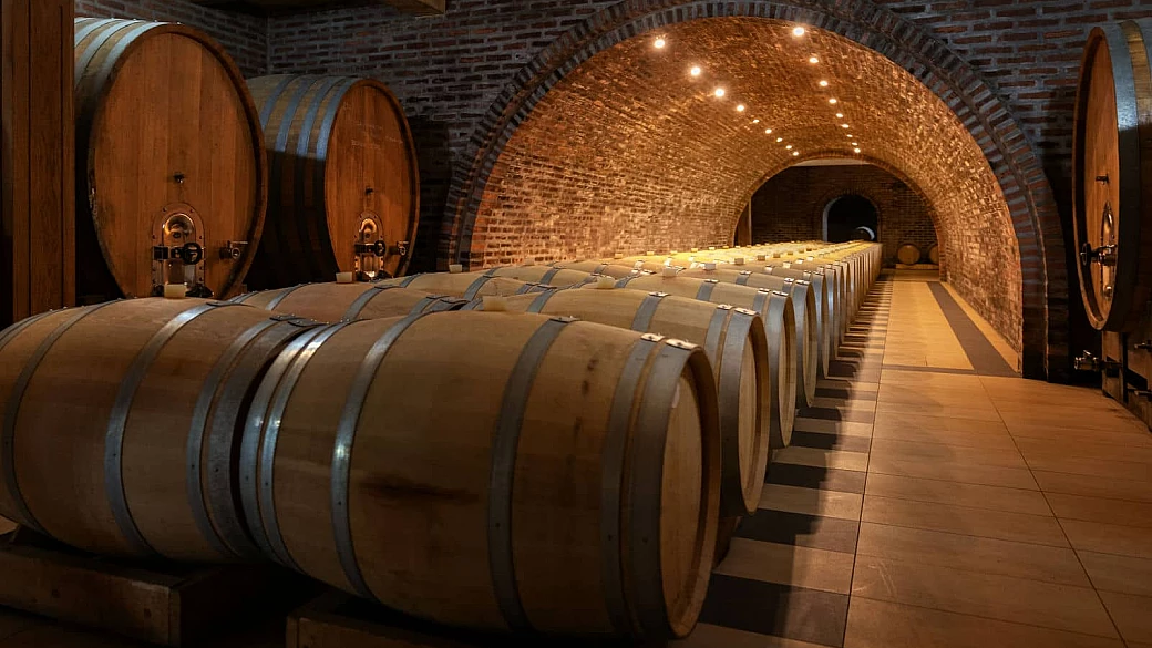 nascosta sotto il ponte più famoso d'europa c'è una cantina millenaria: qui nasce il vino che ha stregato il mondo