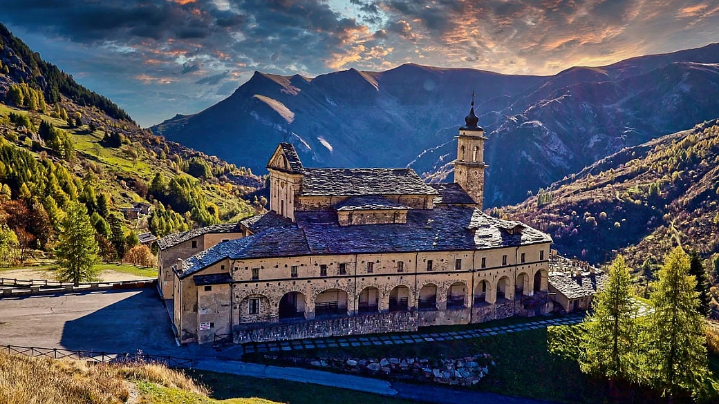 oltre i soliti itinerari: nel cuore verde dell'italia c'è un borgo verticale dove il tempo si è fermato