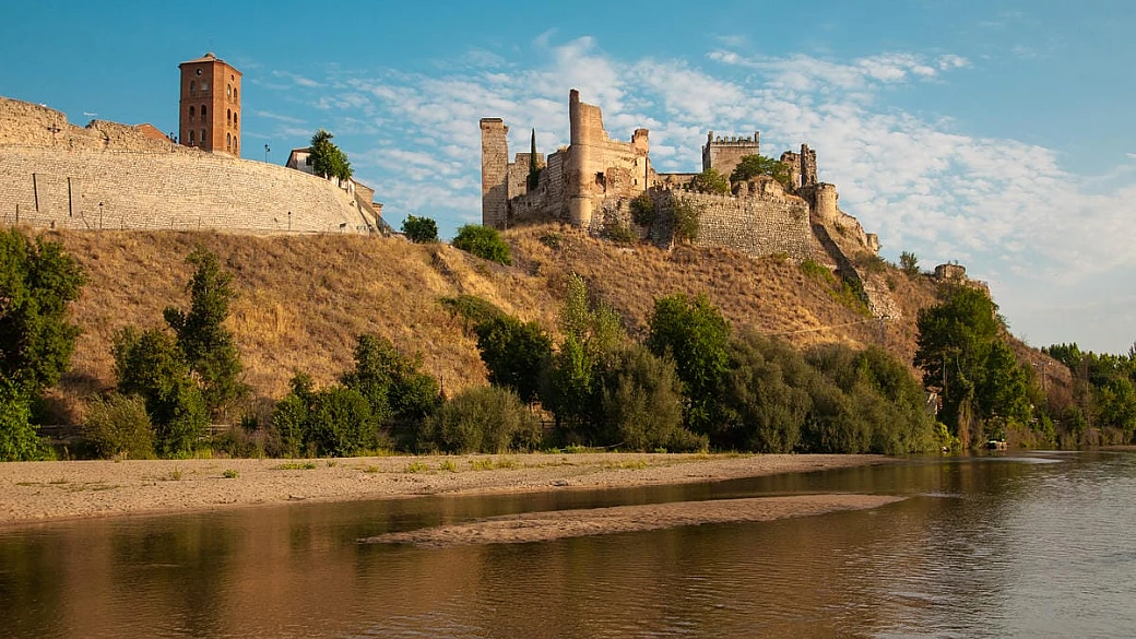 il boato e poi la polvere: il momento scioccante in cui un pezzo di storia medievale si sgretola davanti ai turisti