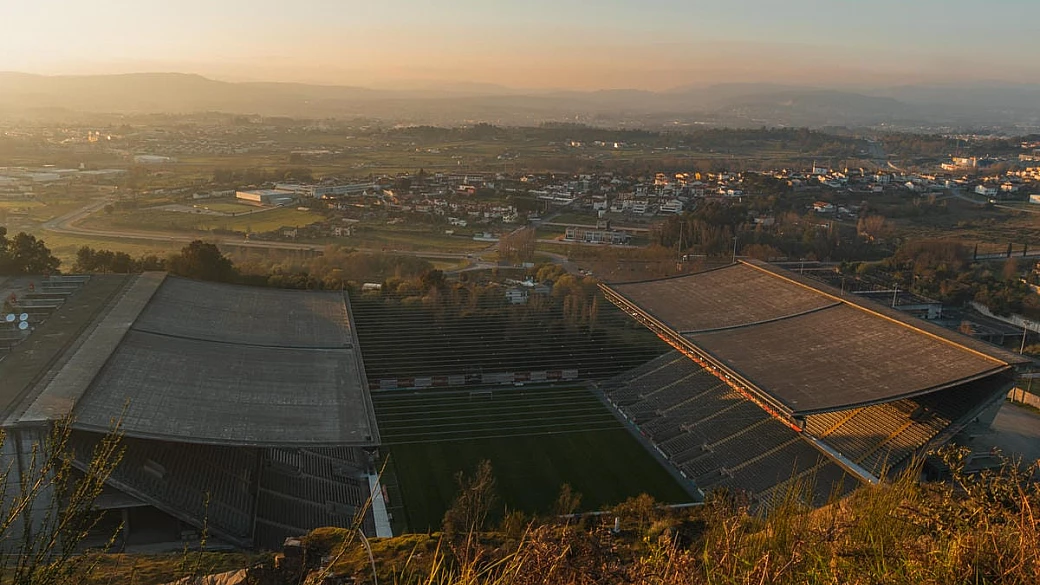 non hai mai visto uno stadio così: il suo stile brutalista lo rende unico in tutta europa